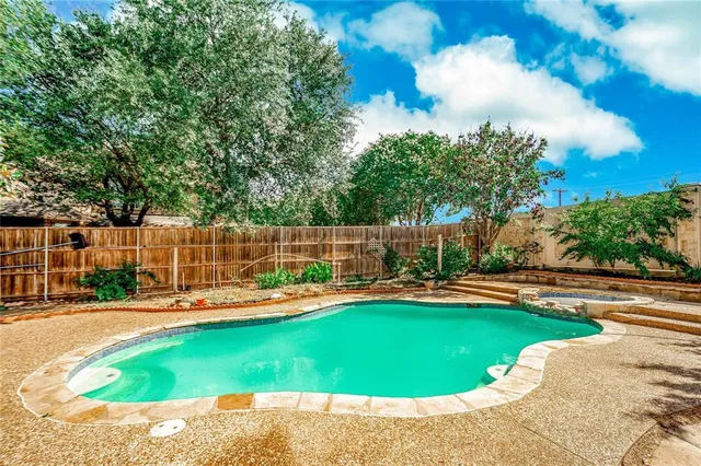 a view of a house with backyard