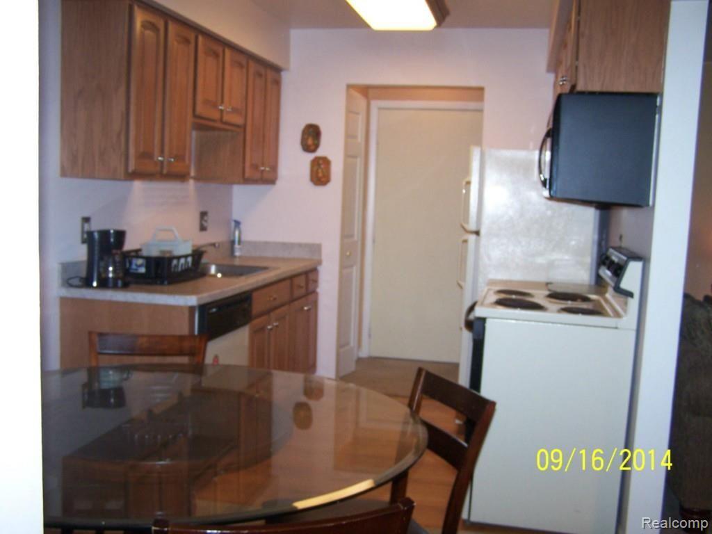 43270 Mound Road, Unit 18 Sterling Heights, MI 48314 - Photo 9 of 14 100_6075.jpg