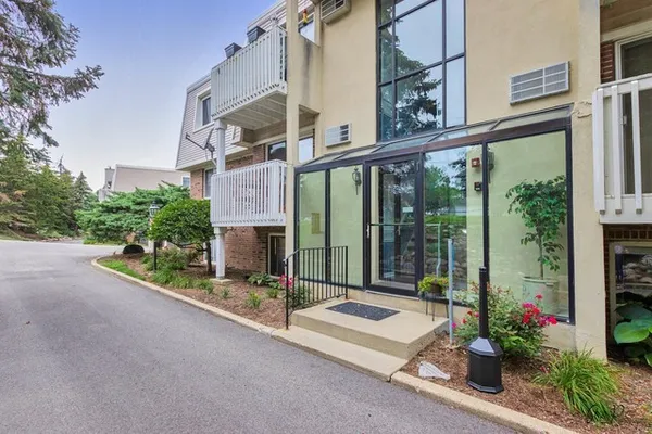 $191,500 | 211 East Liberty Street, Unit 4, Wauconda, IL 60084