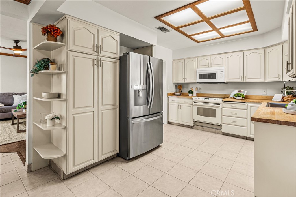 8841 Gardena Way Lakeside, CA 92040 - Photo 22 of 41 Large kitchen with walk-in pantry
