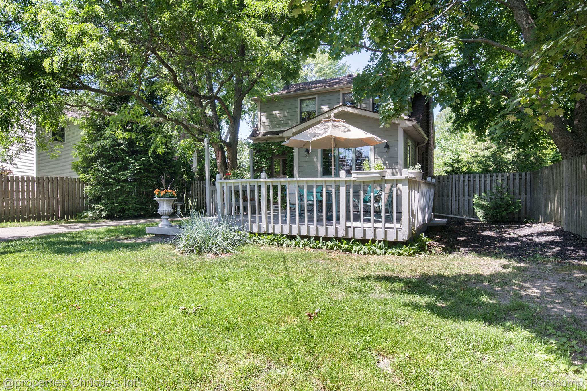 1047 Roslyn Road Grosse Pointe, MI 48236 - Photo 29 of 32 Gallery Image 29