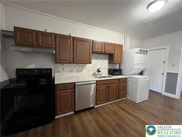 $1,695 | 122 South Spruce Street, Nazareth, PA 18064