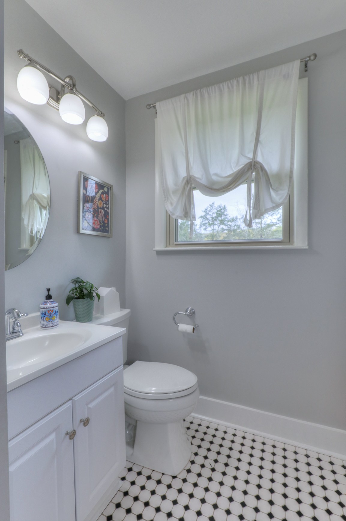 1217 Davidson Road Nashville, TN 37205 - Photo 21 of 43 a bathroom with a sink a toilet and a mirror