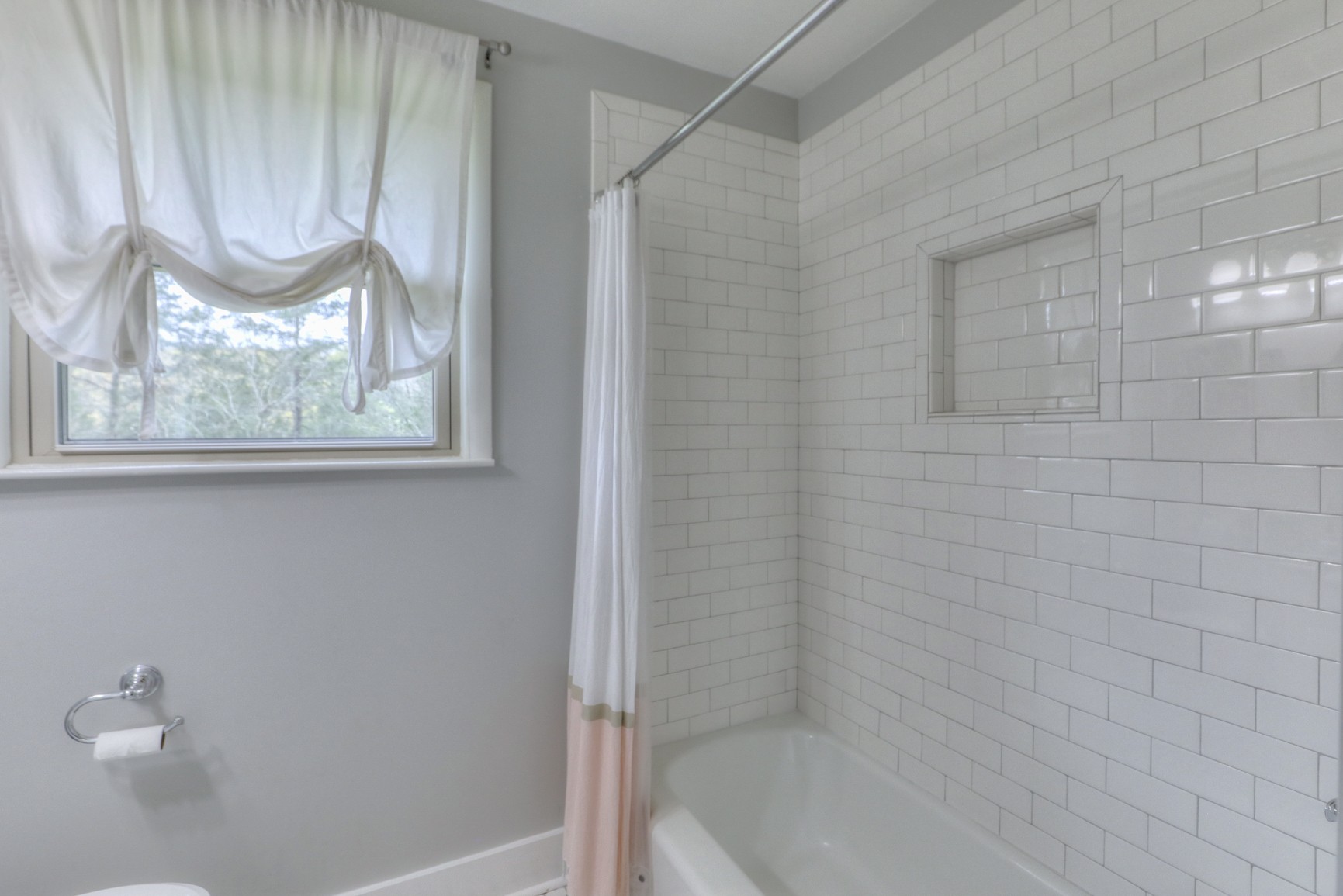 1217 Davidson Road Nashville, TN 37205 - Photo 22 of 43 a bathroom with a window