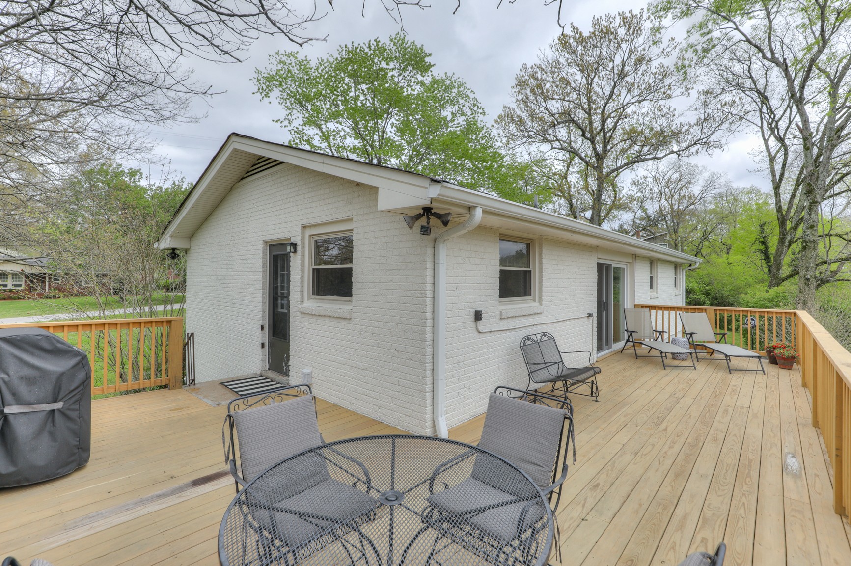 1217 Davidson Road Nashville, TN 37205 - Photo 35 of 43 a backyard of a house with table and chairs