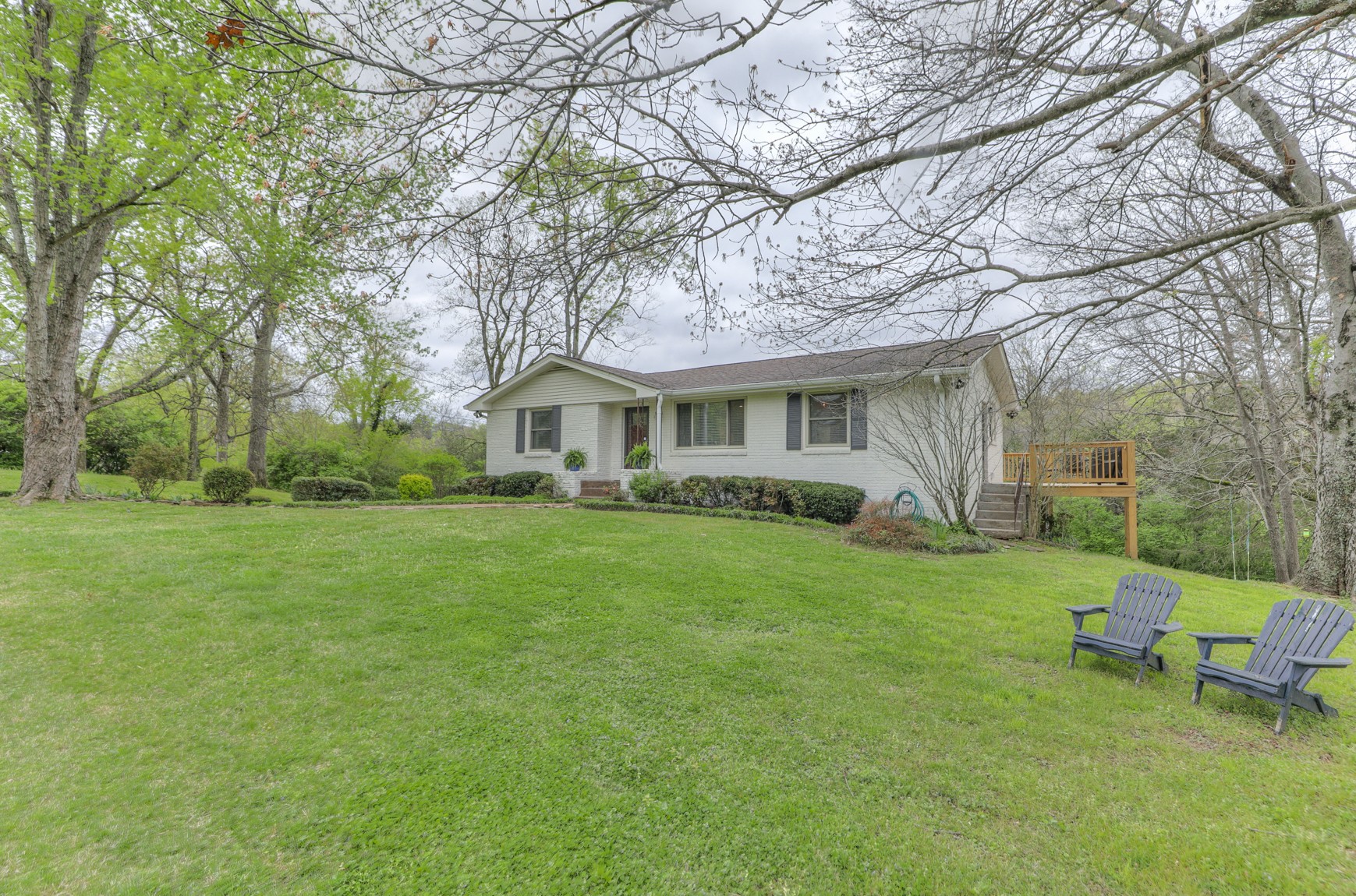 1217 Davidson Road Nashville, TN 37205 - Photo 4 of 43 a front view of house with yard and green space