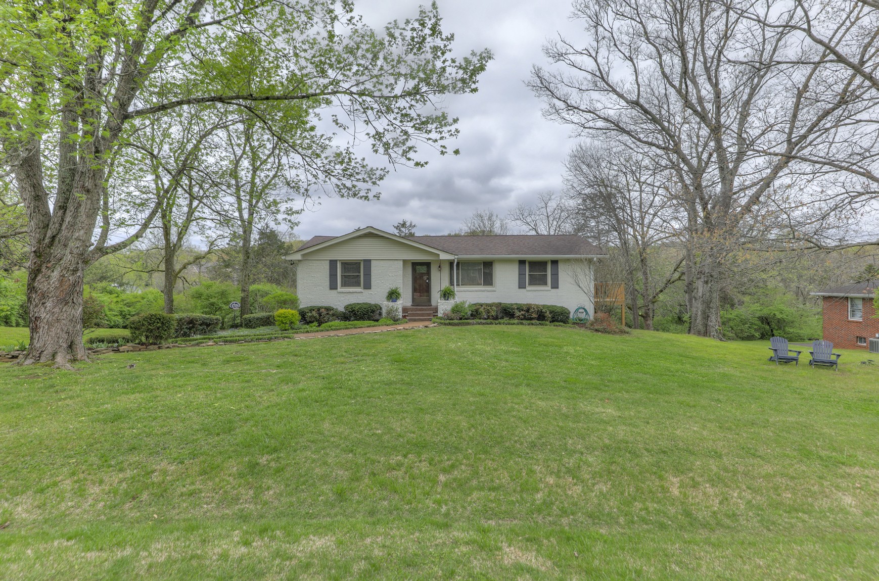 1217 Davidson Road Nashville, TN 37205 - Photo 5 of 43 a front view of house with yard and green space