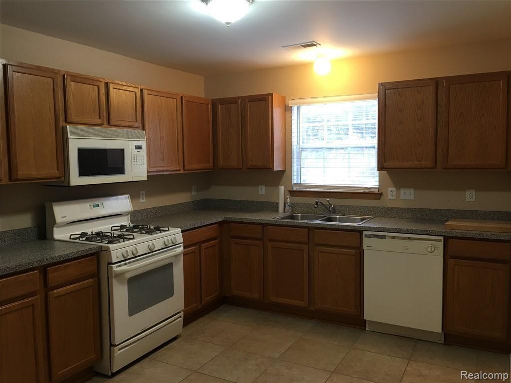 20612 Dunham Road, Unit 4 Clinton Township, MI 48038 - Photo 7 of 41