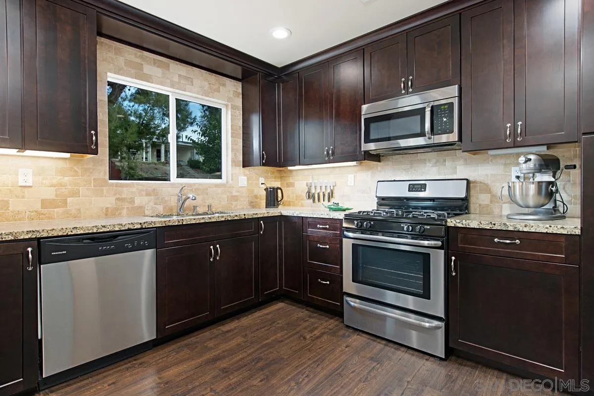 9752 Abbeywood Road Santee, CA 92071 - Photo 8 of 20 Gallery Image 8
