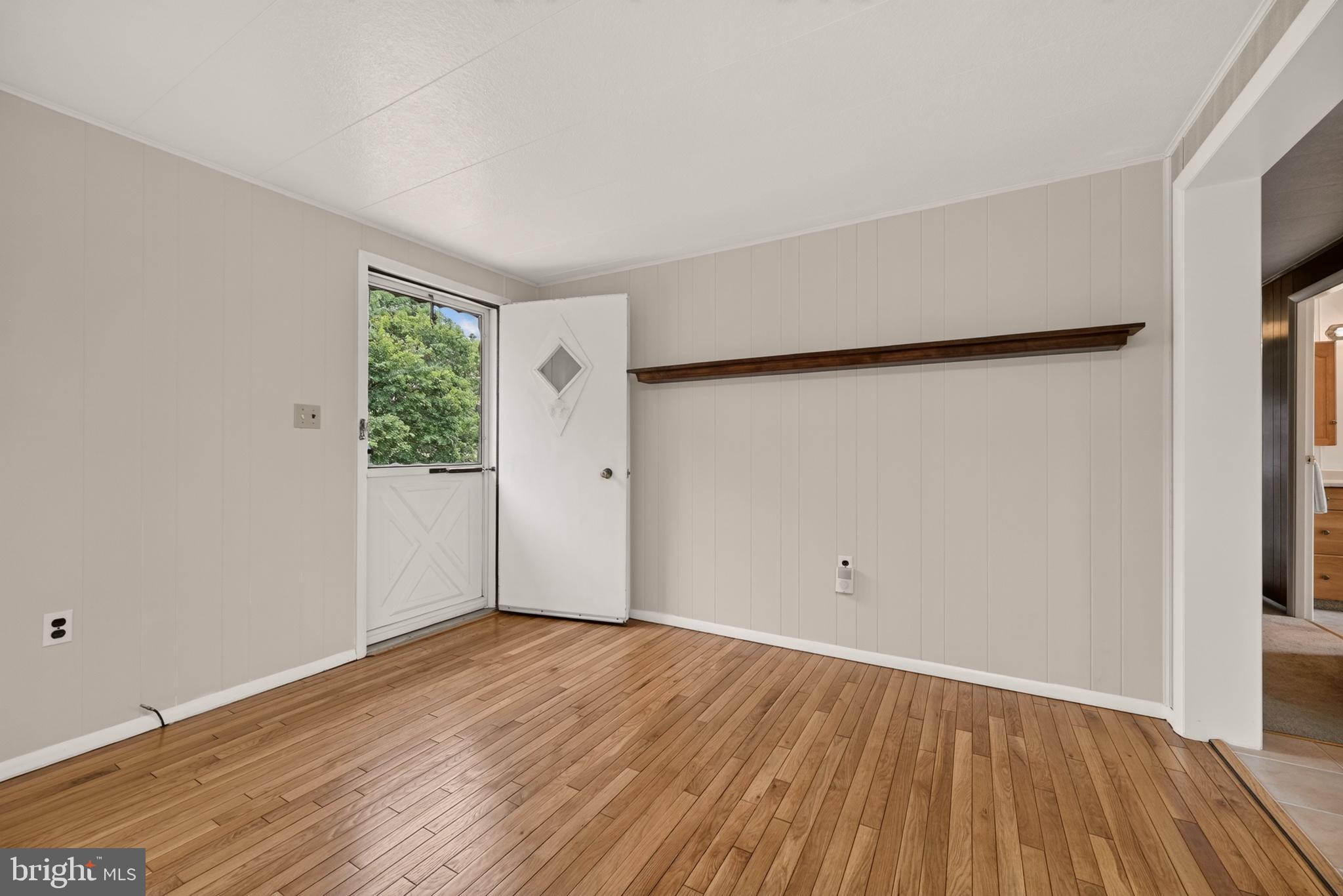 13835 Howard Road Dayton, MD 21036 - Photo 10 of 43 Entry to living room