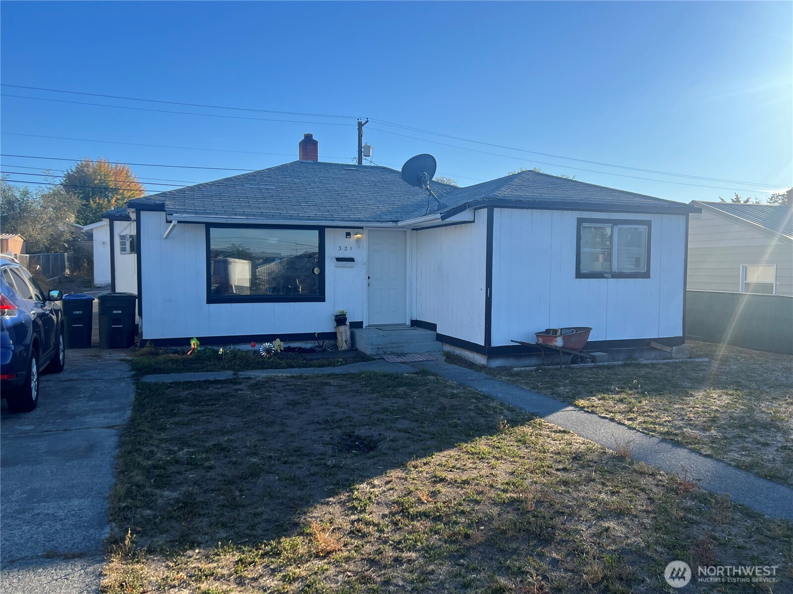 321 West Loop Drive Moses Lake, WA 98837 - Photo 12 of 23 a front view of a house with yard