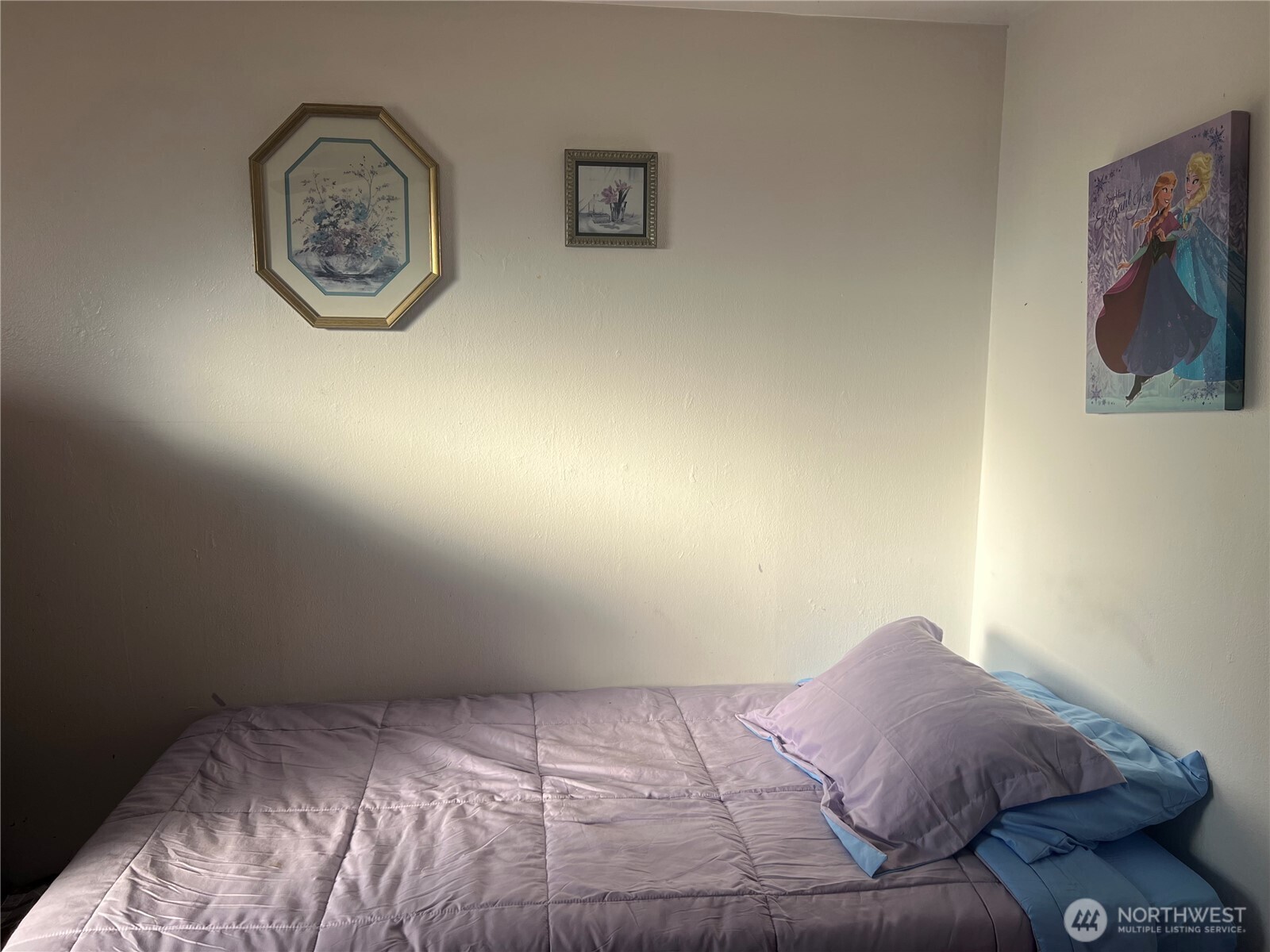 321 West Loop Drive Moses Lake, WA 98837 - Photo 13 of 23 a bedroom with a bed and a window