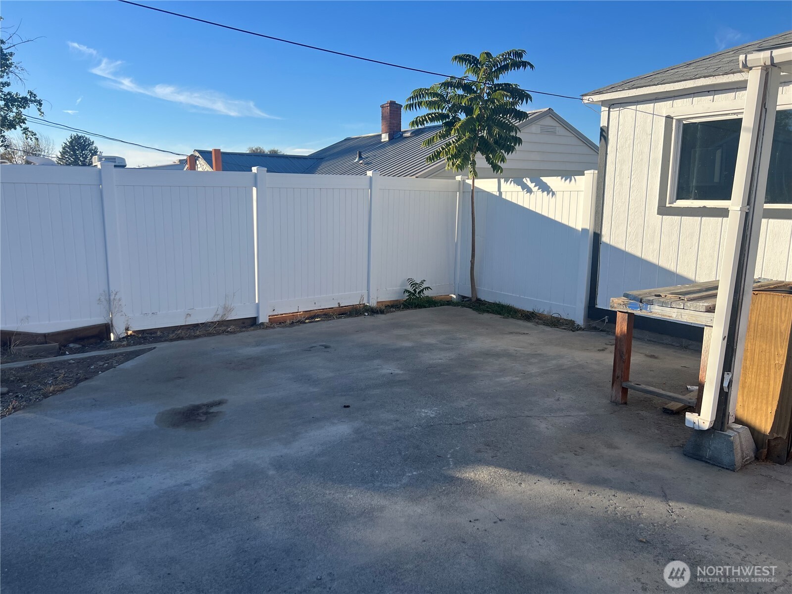 321 West Loop Drive Moses Lake, WA 98837 - Photo 15 of 23 a view of a house with a yard and garage