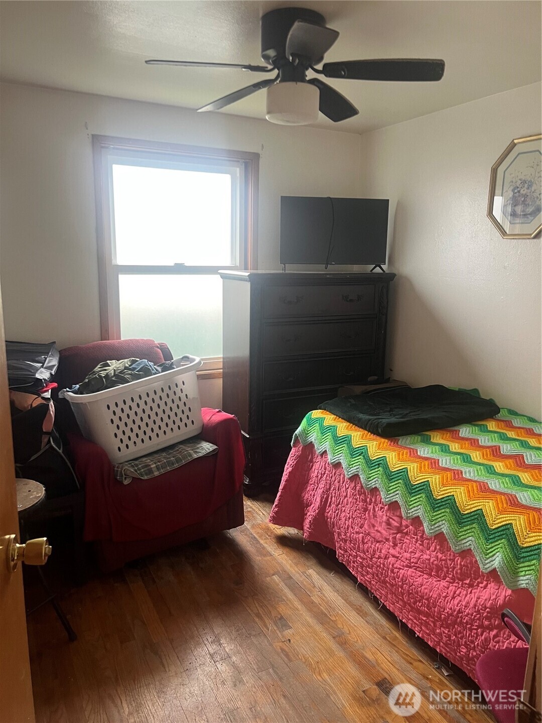 321 West Loop Drive Moses Lake, WA 98837 - Photo 19 of 23 a bedroom with a bed and a window