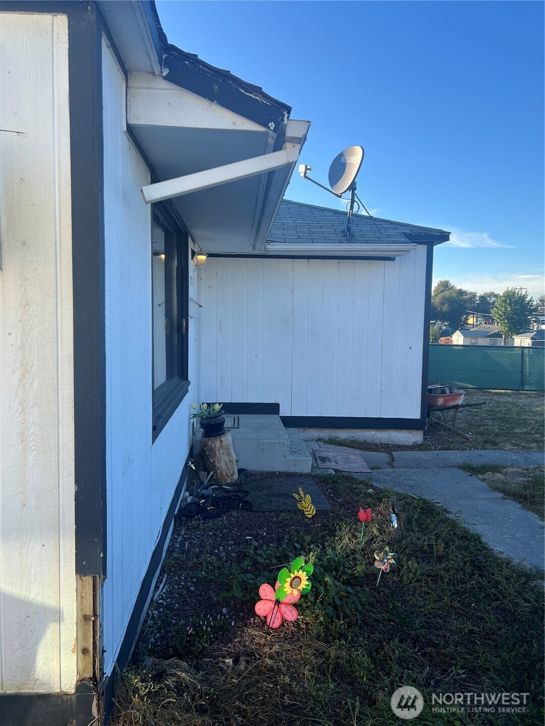 321 West Loop Drive Moses Lake, WA 98837 - Photo 20 of 23 a front view of a house with a yard