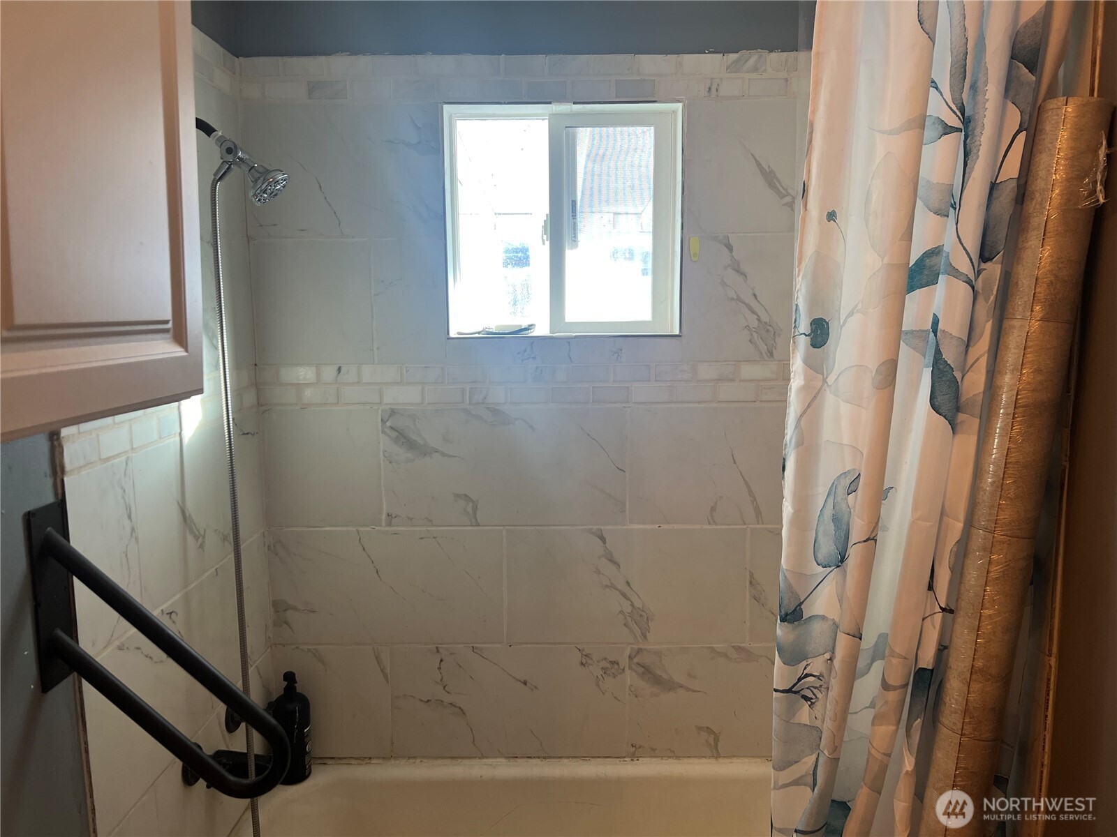 321 West Loop Drive Moses Lake, WA 98837 - Photo 2 of 23 a bathroom with a bathtub