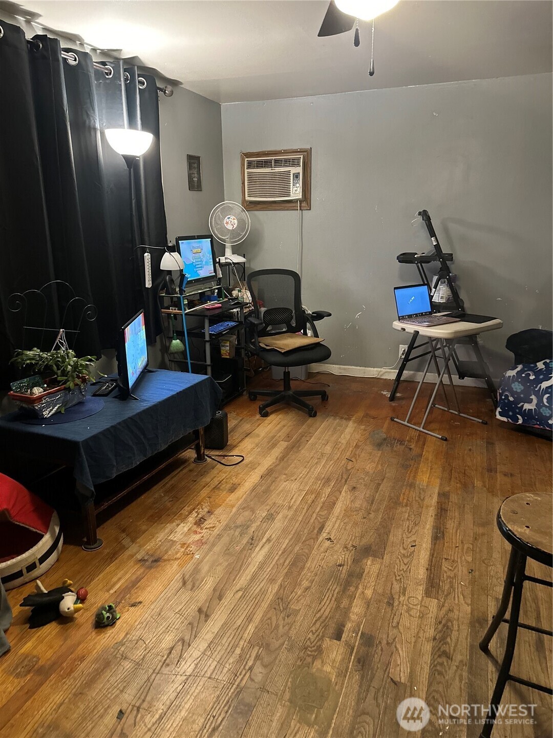321 West Loop Drive Moses Lake, WA 98837 - Photo 23 of 23 a living room with furniture and a flat screen tv