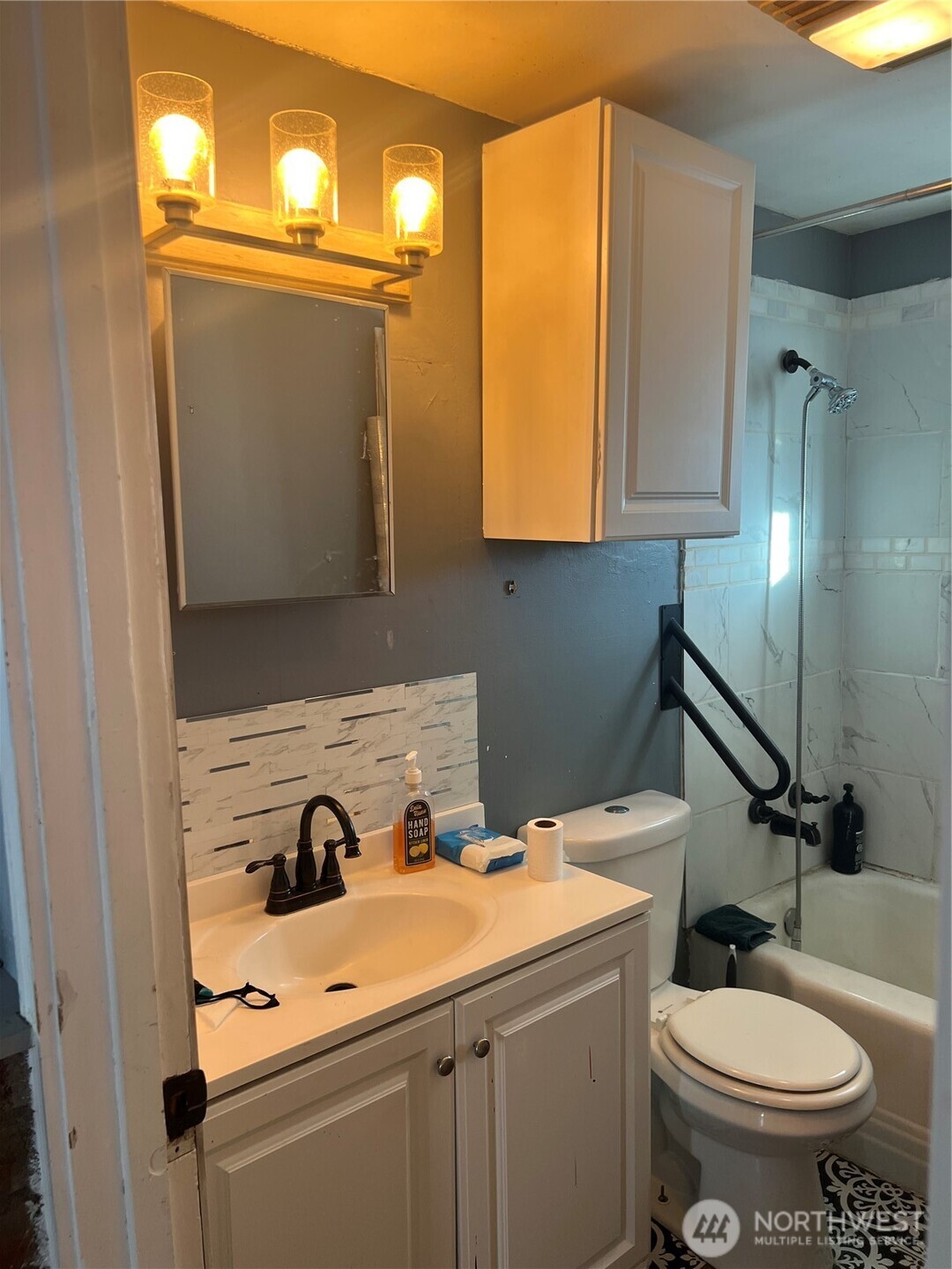 321 West Loop Drive Moses Lake, WA 98837 - Photo 3 of 23 a bathroom with a sink and a mirror