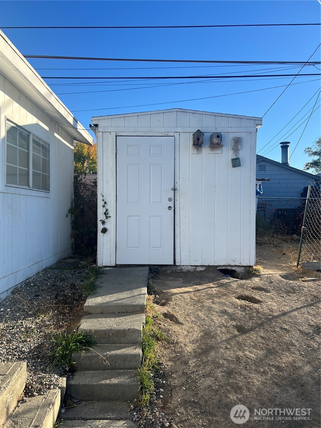 321 West Loop Drive Moses Lake, WA 98837 - Photo 4 of 23 a view of a house with backyard