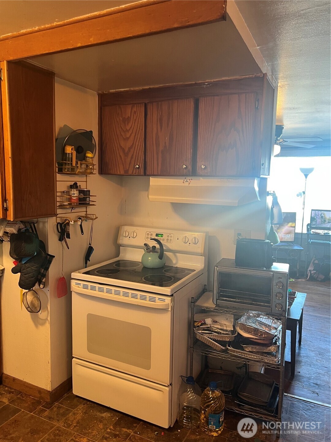 321 West Loop Drive Moses Lake, WA 98837 - Photo 7 of 23 a kitchen with a stove and a refrigerator