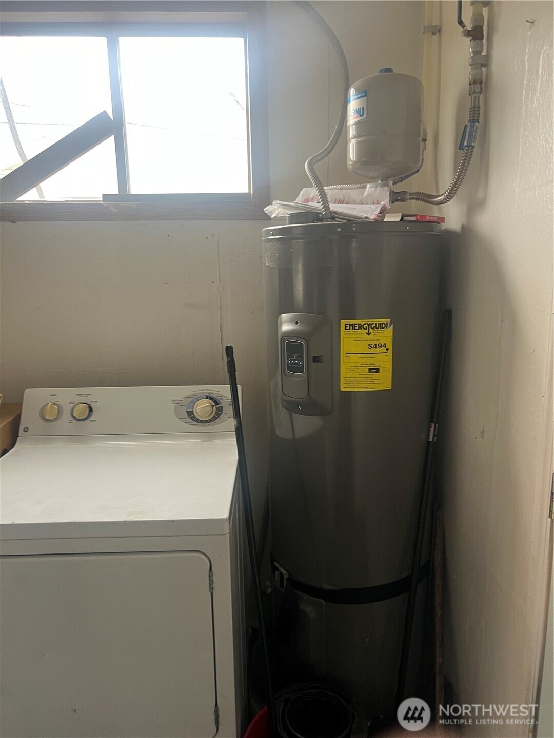 321 West Loop Drive Moses Lake, WA 98837 - Photo 8 of 23 a utility room with dryer and washer