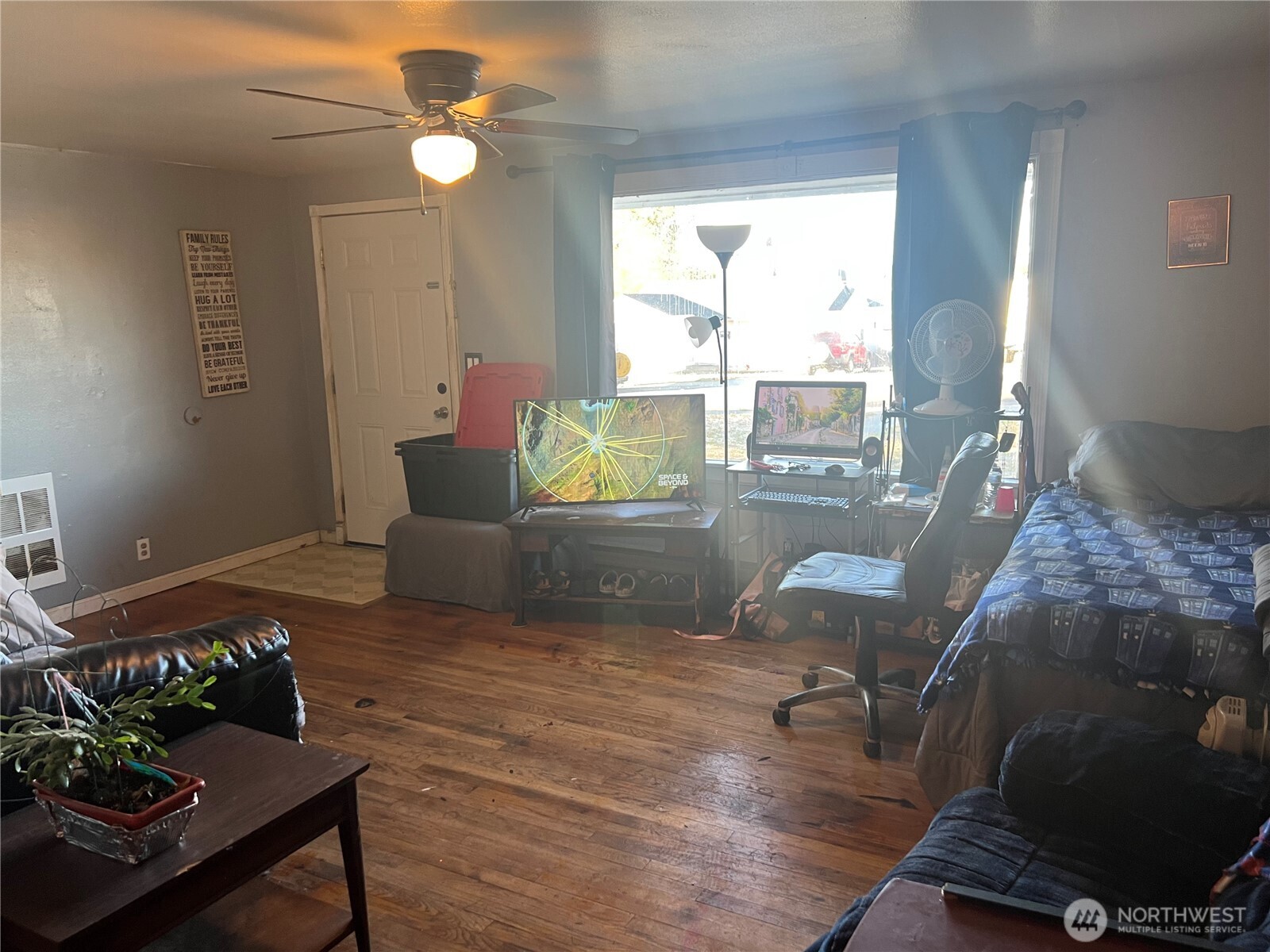 321 West Loop Drive Moses Lake, WA 98837 - Photo 9 of 23 a living room with furniture and a window
