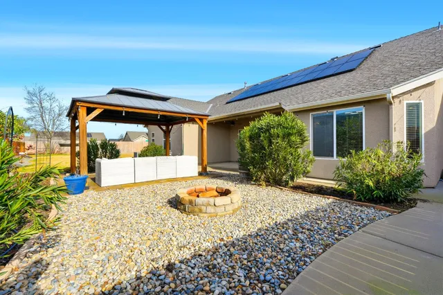 a view of an outdoor space with a house