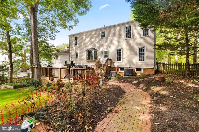 a view of a house with backyard