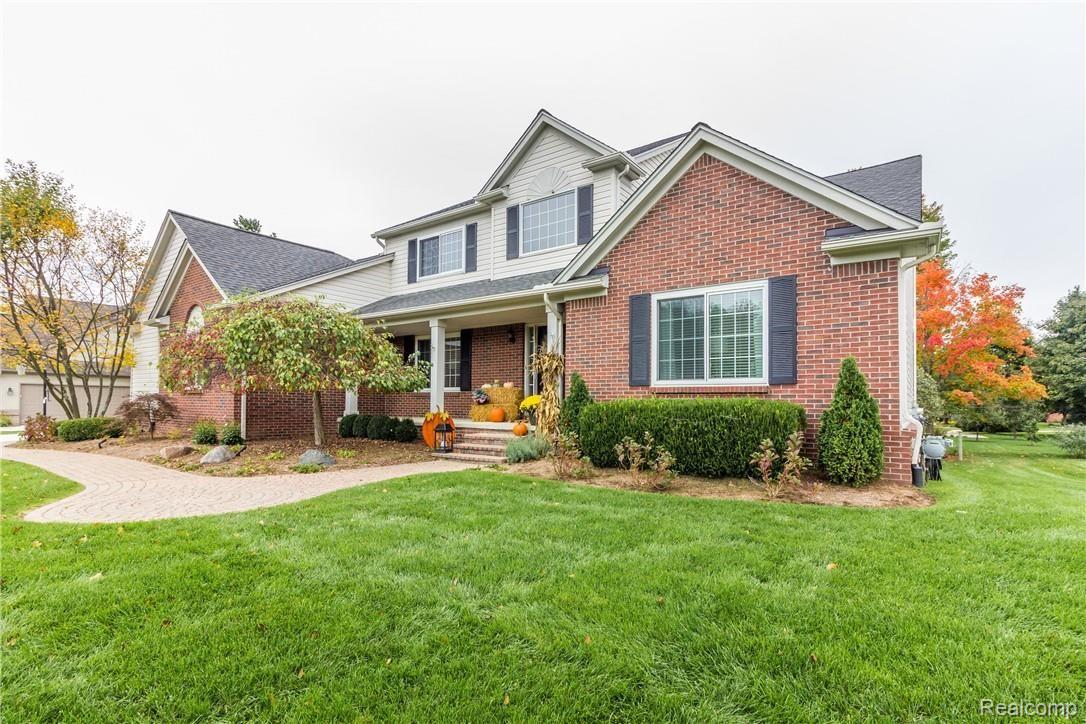 916 Ridgeview Circle Lake Orion, MI 48362 - Photo 2 of 70 Exteriors (4 of 8).jpg