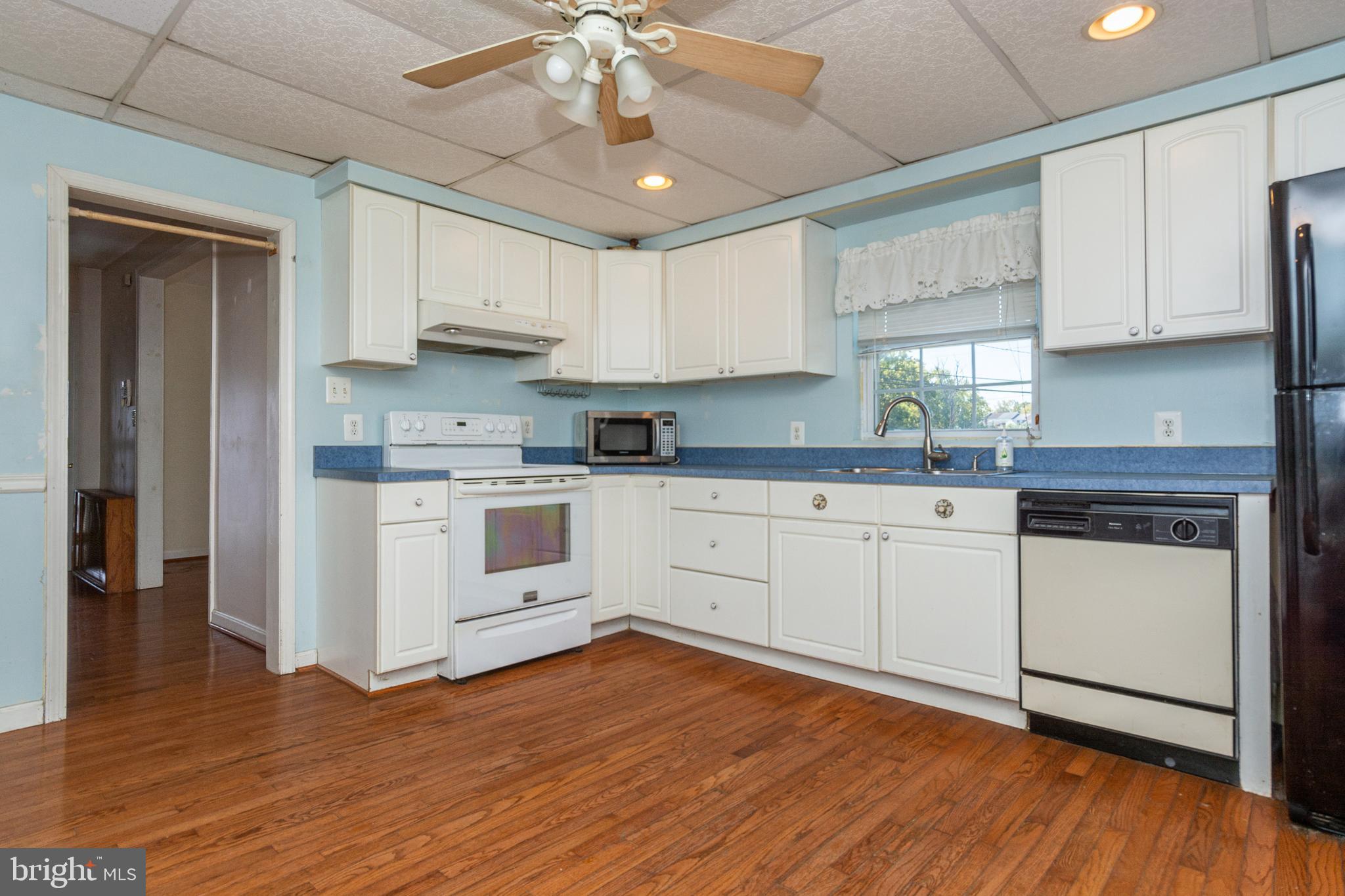 2812 Georgetown Road Baltimore, MD 21230 - Photo 12 of 40 Spacious Eat in Kitchen
