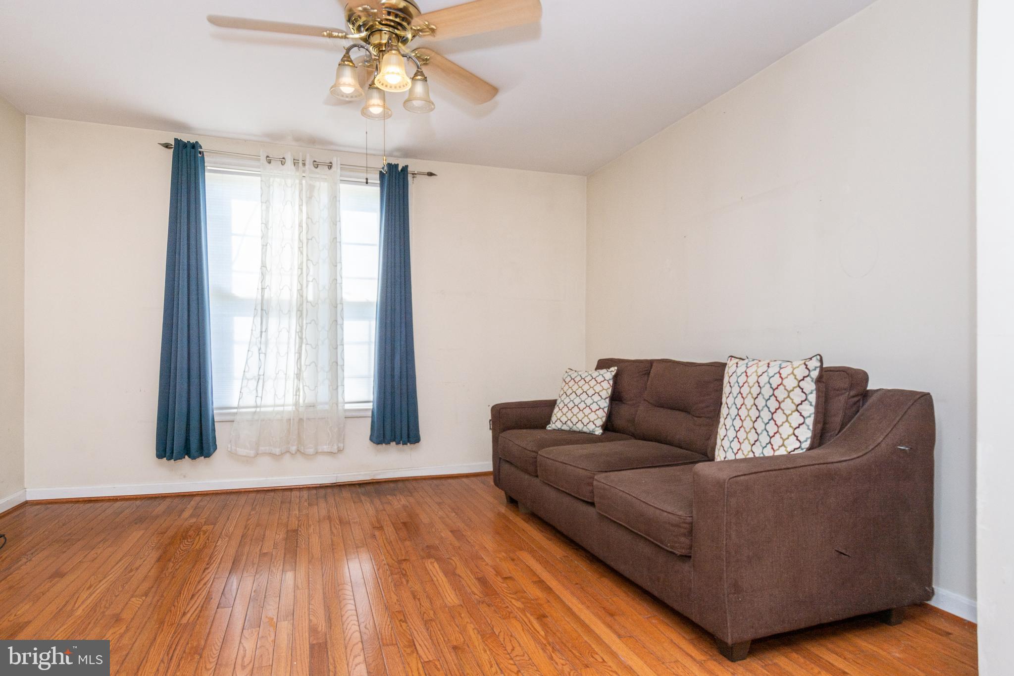 2812 Georgetown Road Baltimore, MD 21230 - Photo 8 of 40 Living Room