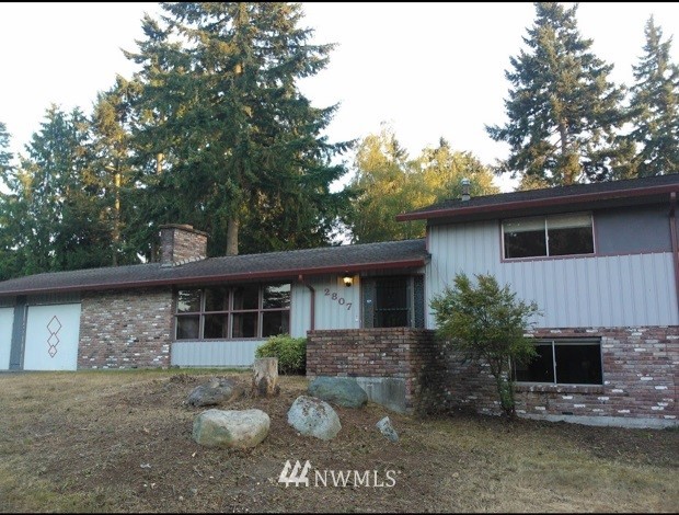 a view of a house with a yard