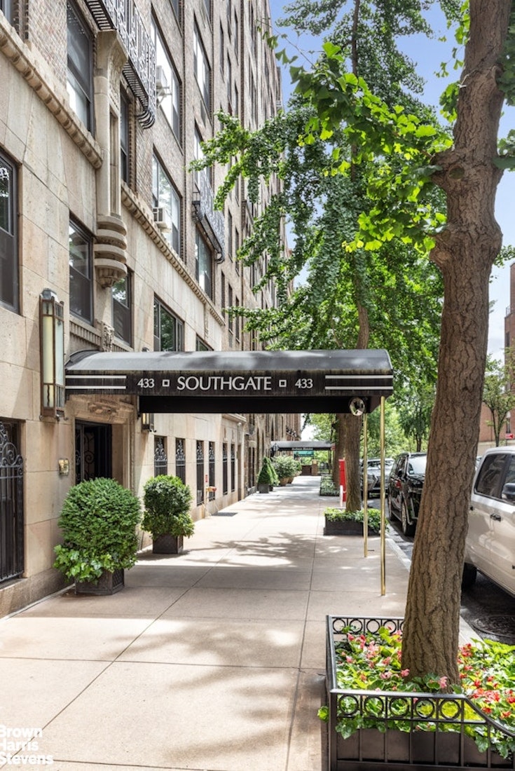 433 East 51st Street, Unit 9A Manhattan, NY 10022 - Photo 12 of 19 a view of a building with a garden