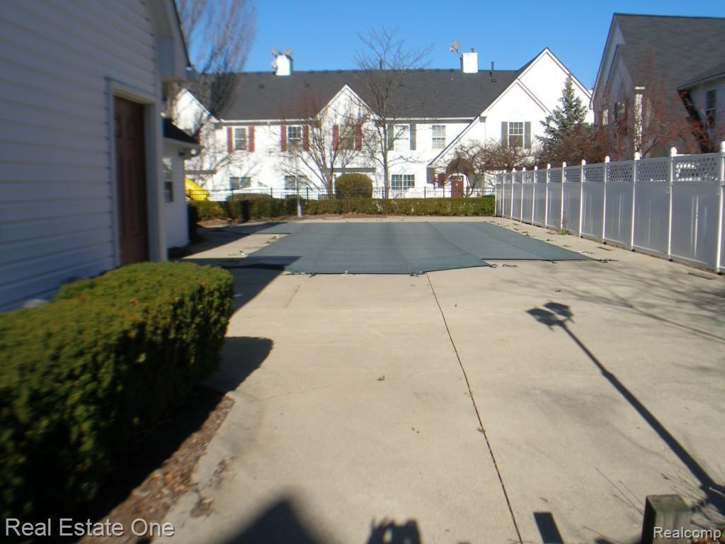 22126 Cape Cod Way Farmington, MI 48336 - Photo 16 of 17 P1011933.jpg