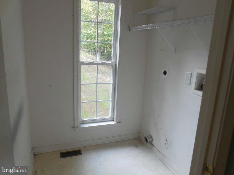 258 Cedar Ridge Drive Ruther Glen, VA 22546 - Photo 10 of 29 an empty room with a window