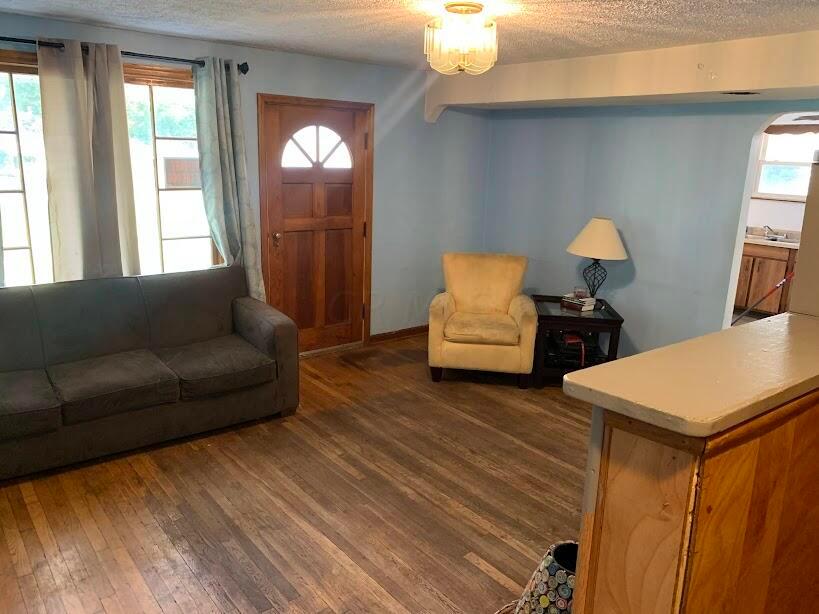 69 Marilla Road Columbus, OH 43207 - Photo 9 of 29 Living Room