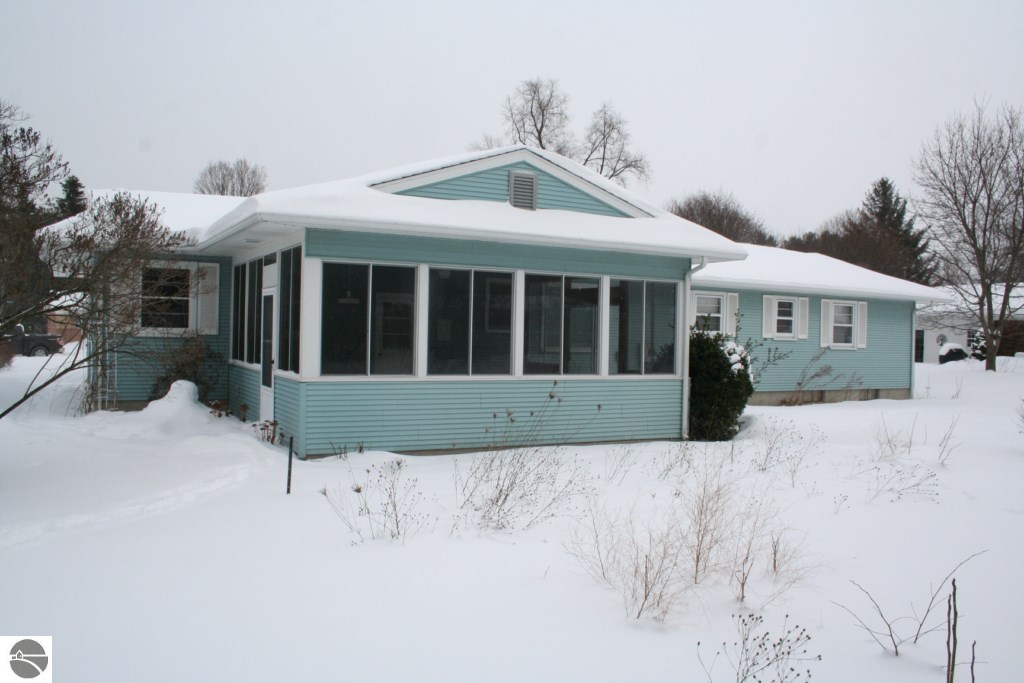 605 Sheridan Road Traverse City, MI 49686 - Photo 3 of 22 1779871-2.JPG