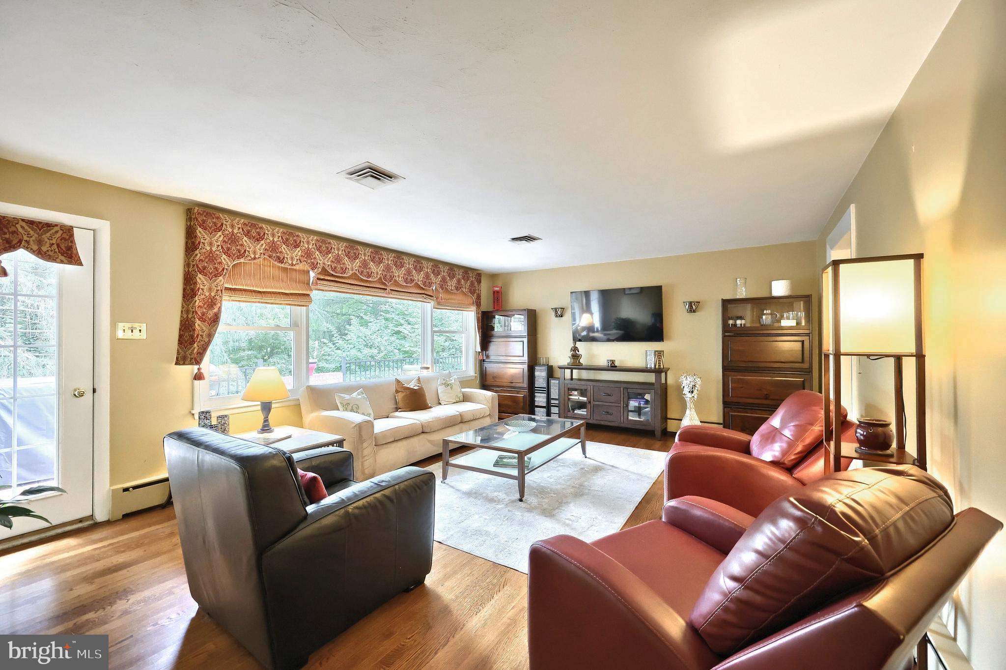 1506 Crestlyn Road York, PA 17403 - Photo 14 of 62 Living room on main floor