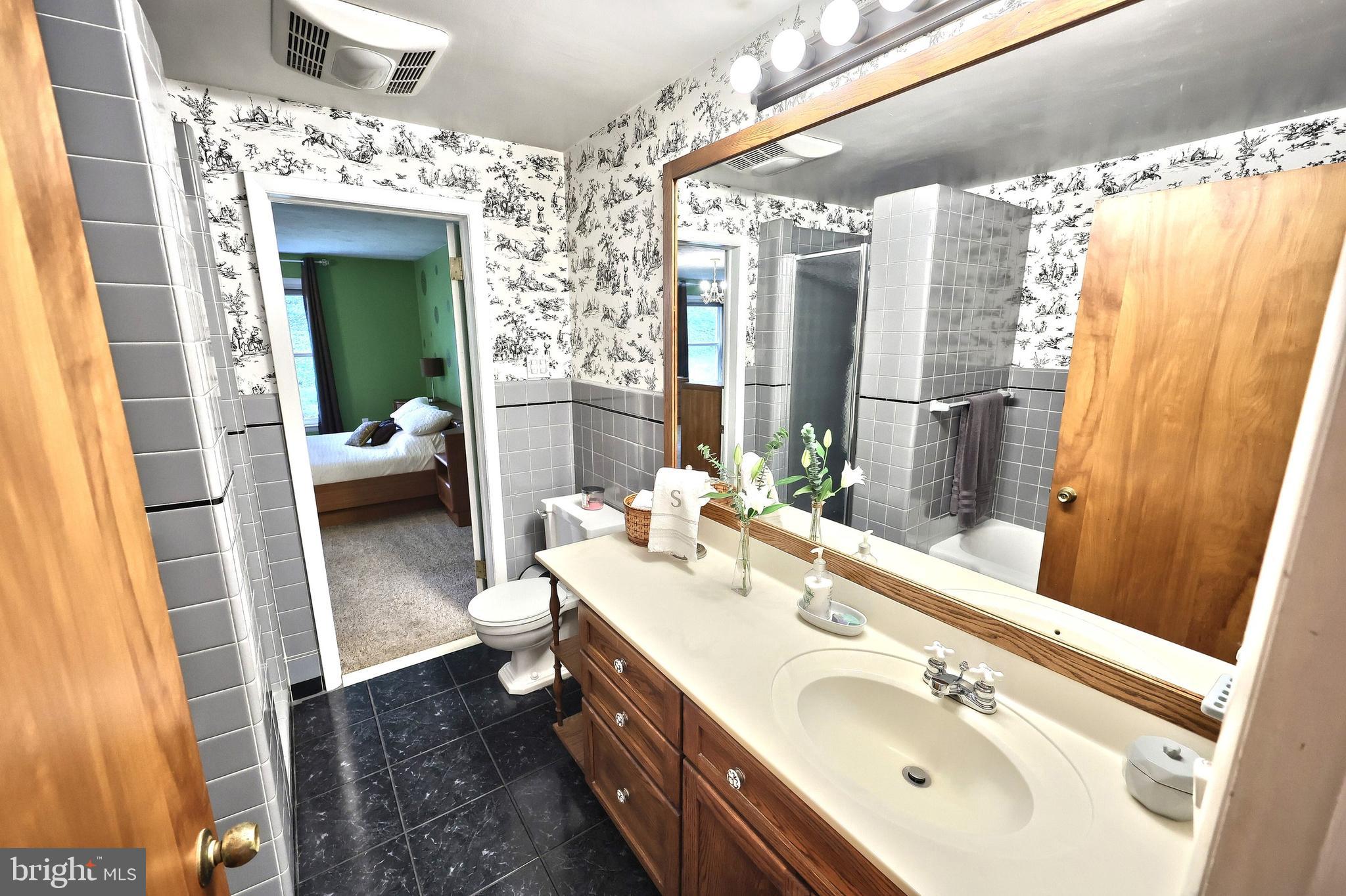 1506 Crestlyn Road York, PA 17403 - Photo 19 of 62 Primary 1 and common Bath