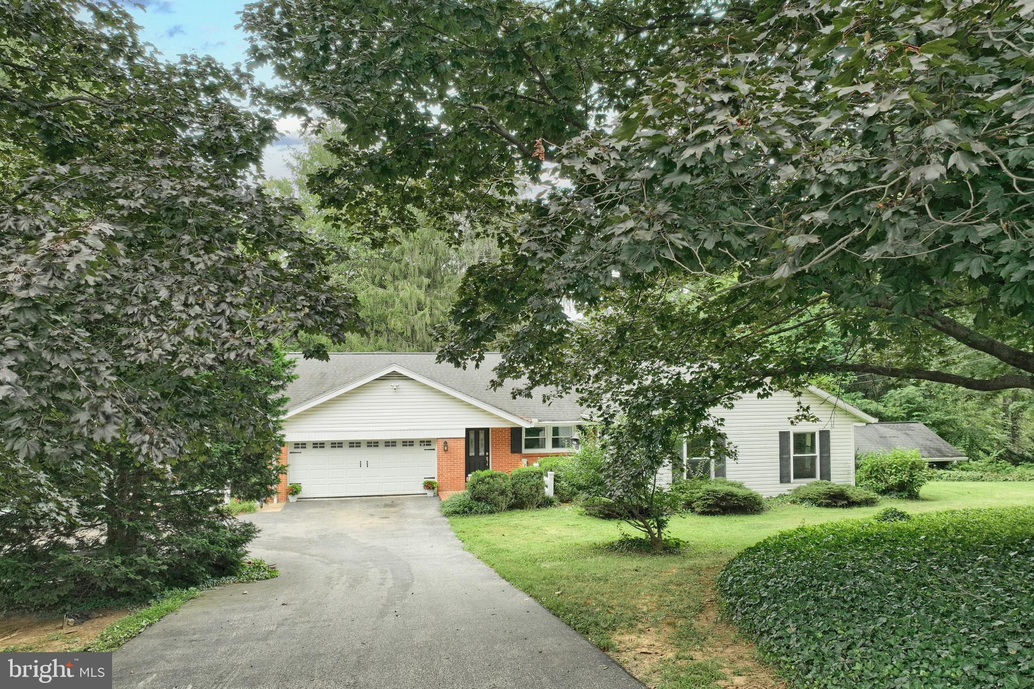 1506 Crestlyn Road York, PA 17403 - Photo 4 of 62 Driveway view