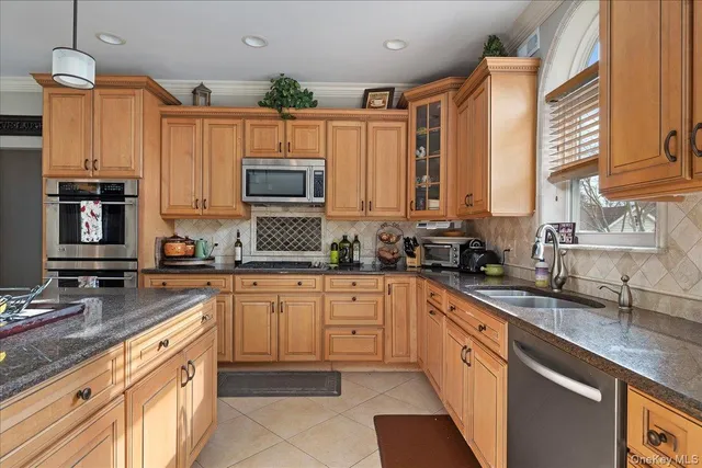 $1,050,000 | 2 Pondside Court, Mount Sinai, NY 11766