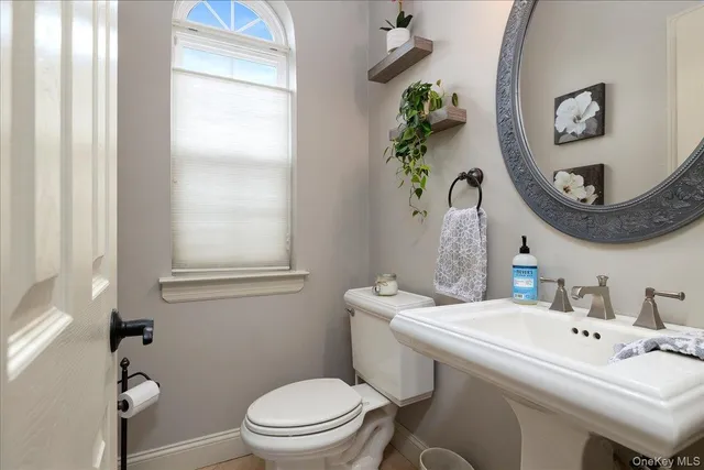 $1,050,000 | 2 Pondside Court, Mount Sinai, NY 11766