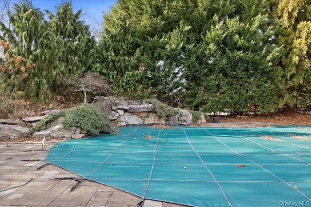 $1,050,000 | 2 Pondside Court, Mount Sinai, NY 11766