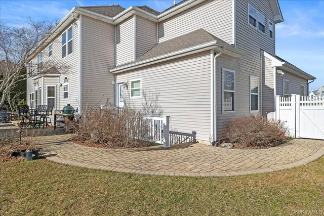 $1,050,000 | 2 Pondside Court, Mount Sinai, NY 11766