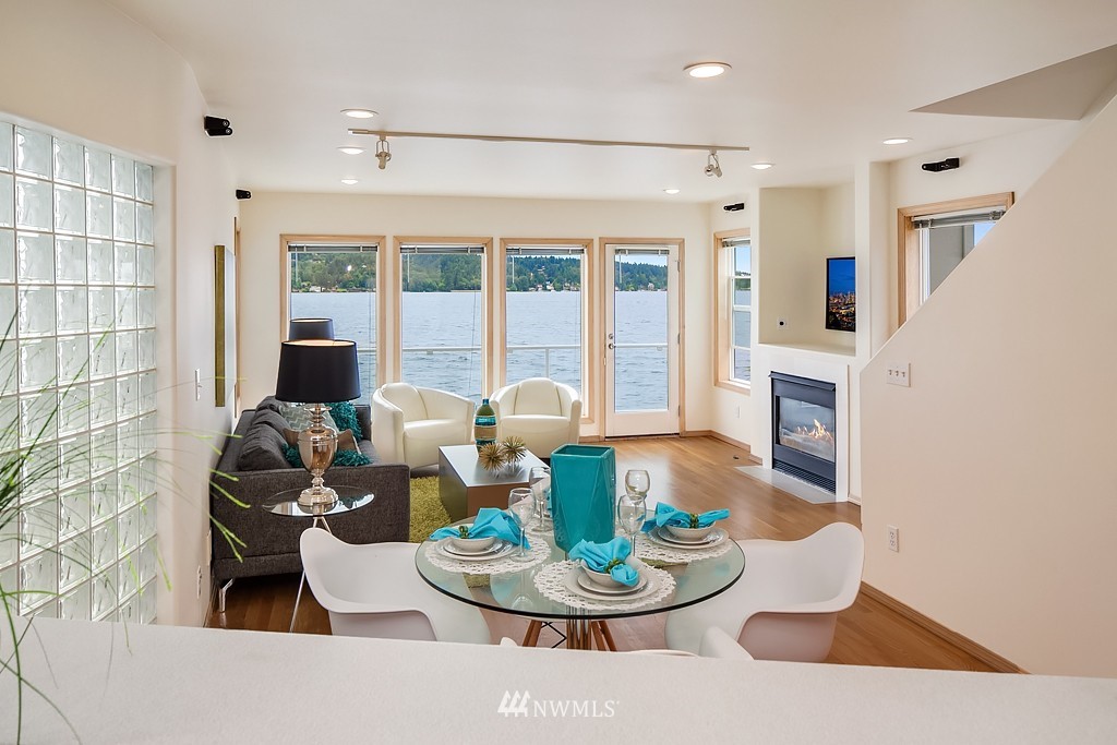 10704 Riviera Place Northeast Seattle, WA 98125 - Photo 2 of 25 Gallery Image 2