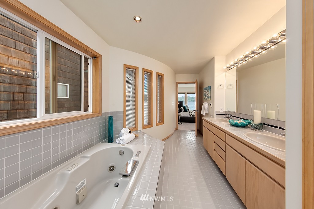 10704 Riviera Place Northeast Seattle, WA 98125 - Photo 11 of 25 Gallery Image 11