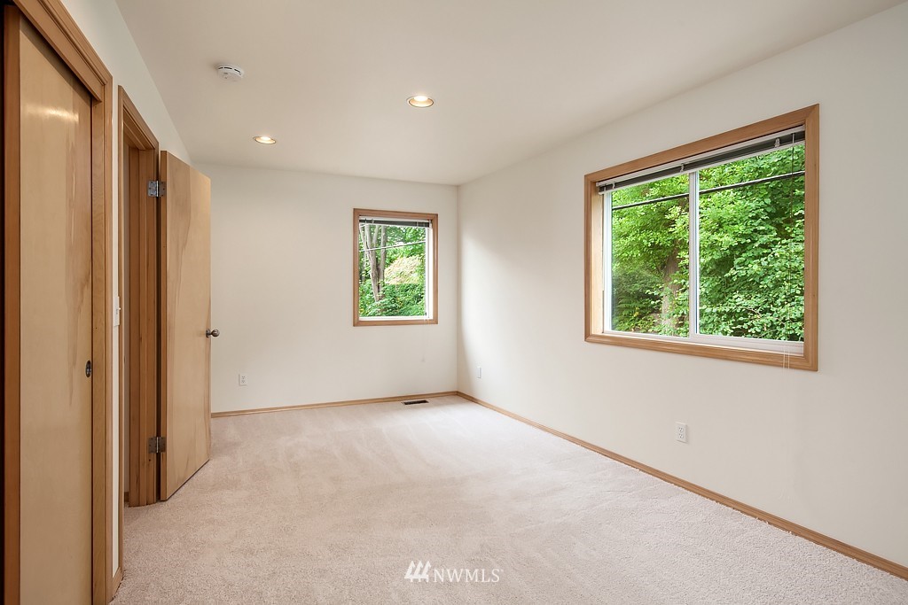 10704 Riviera Place Northeast Seattle, WA 98125 - Photo 12 of 25 Gallery Image 12