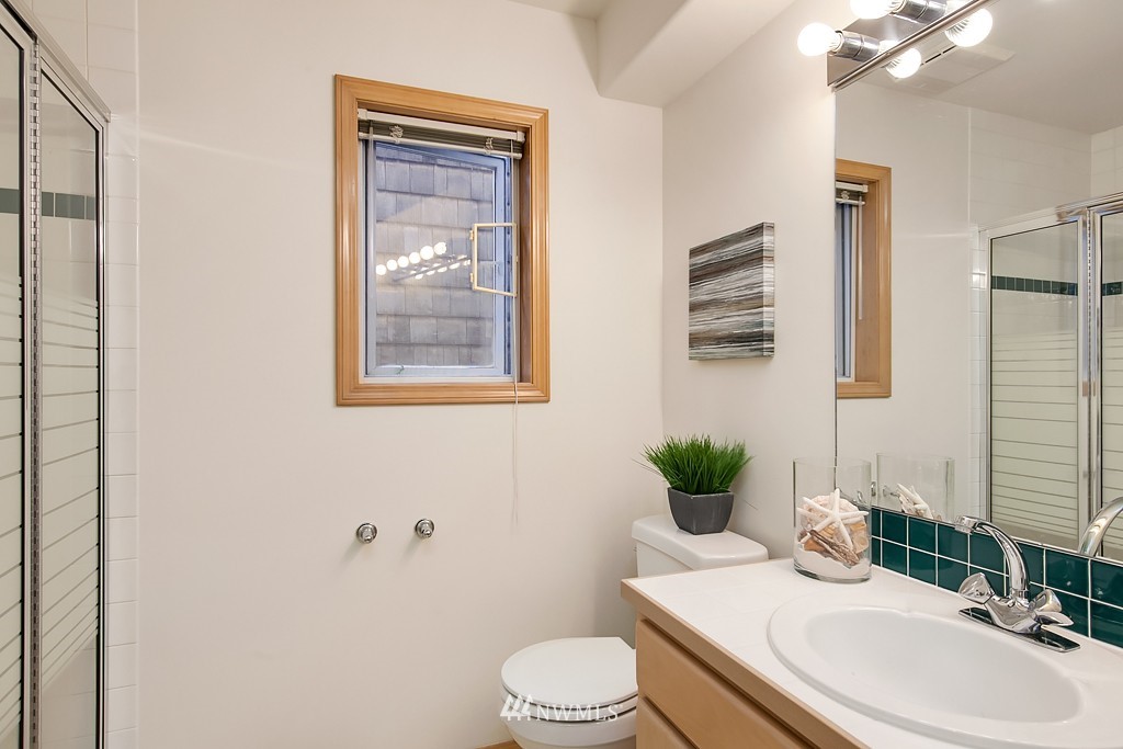 10704 Riviera Place Northeast Seattle, WA 98125 - Photo 13 of 25 Gallery Image 13
