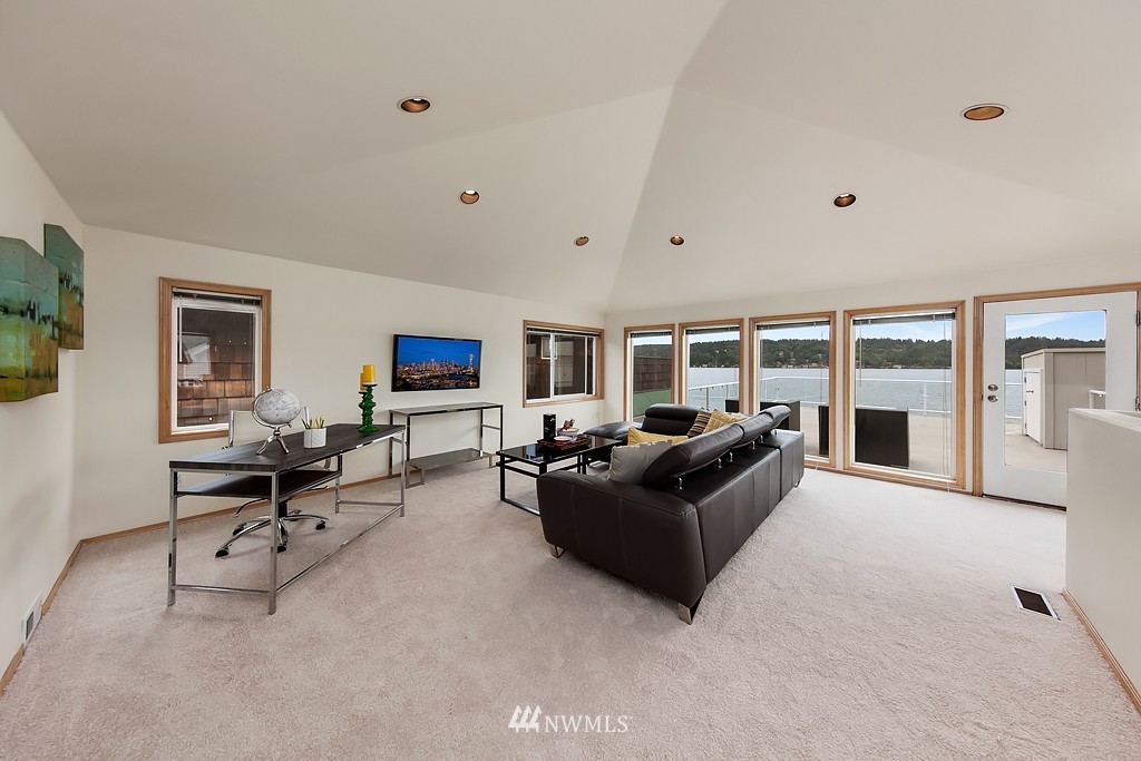 10704 Riviera Place Northeast Seattle, WA 98125 - Photo 14 of 25 Gallery Image 14