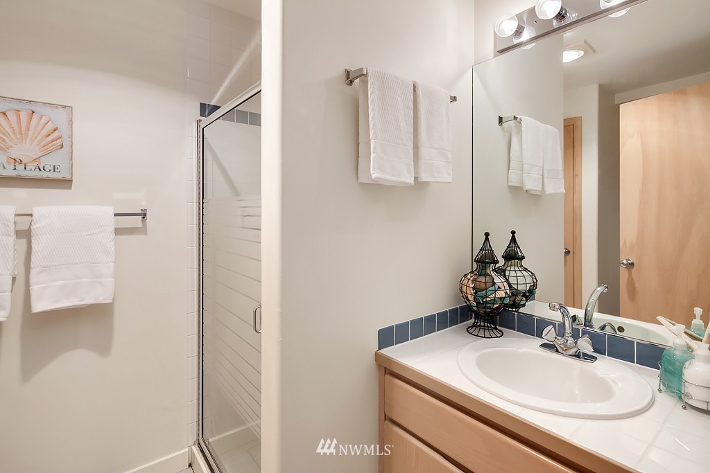 10704 Riviera Place Northeast Seattle, WA 98125 - Photo 15 of 25 Gallery Image 15